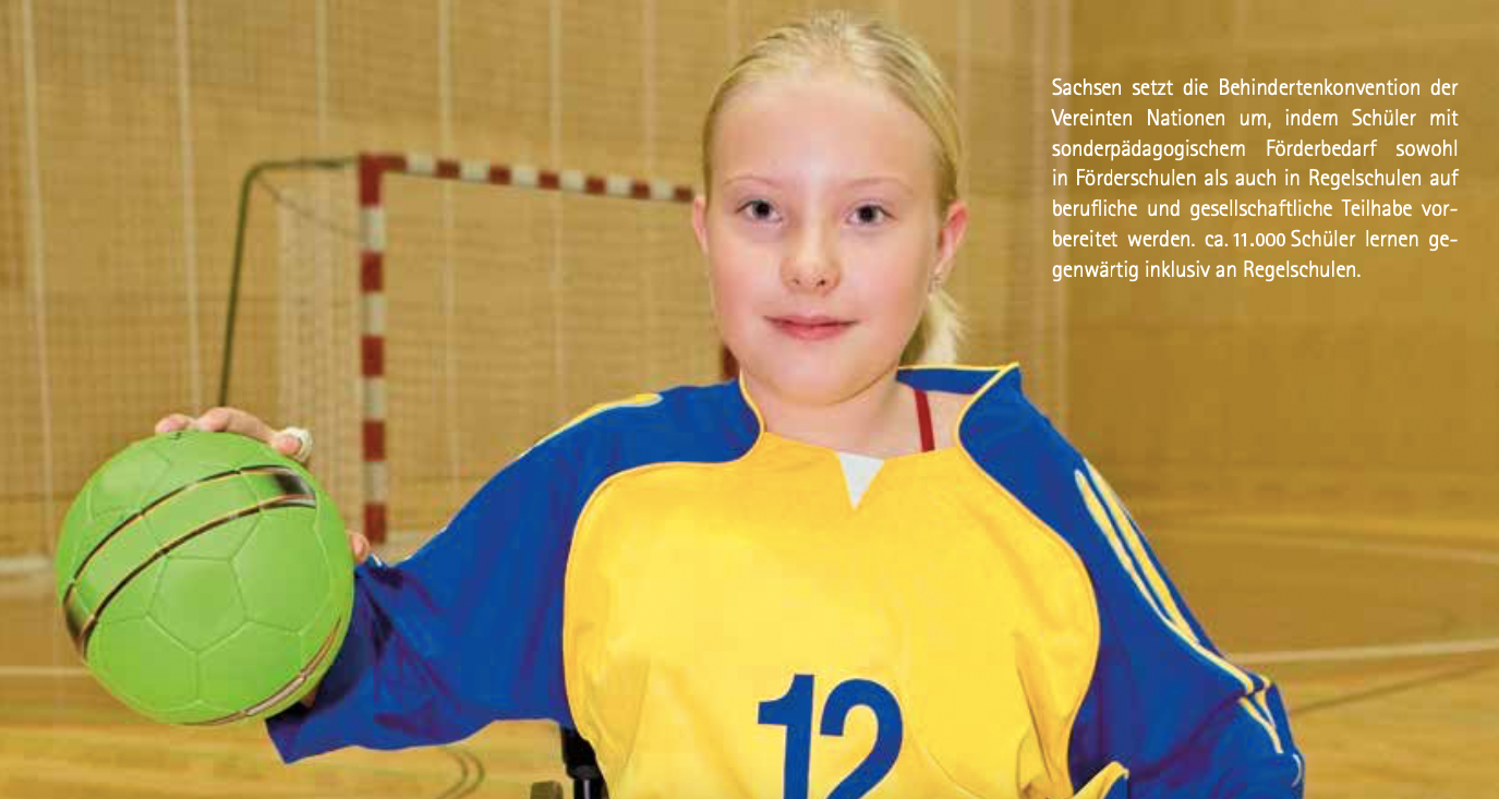 Ein Foto einer Schülerin, die im Rollstuhl sitzt und Handball spielt.