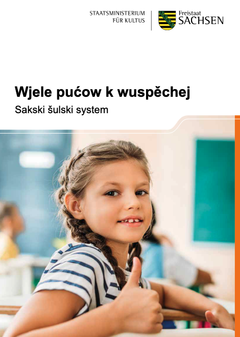 Bild von der Broschüre »Sorbische Schulen« mit einem Mädchen vorne drauf, die ein Peace-Zeichen mit den Fingern zeigt.