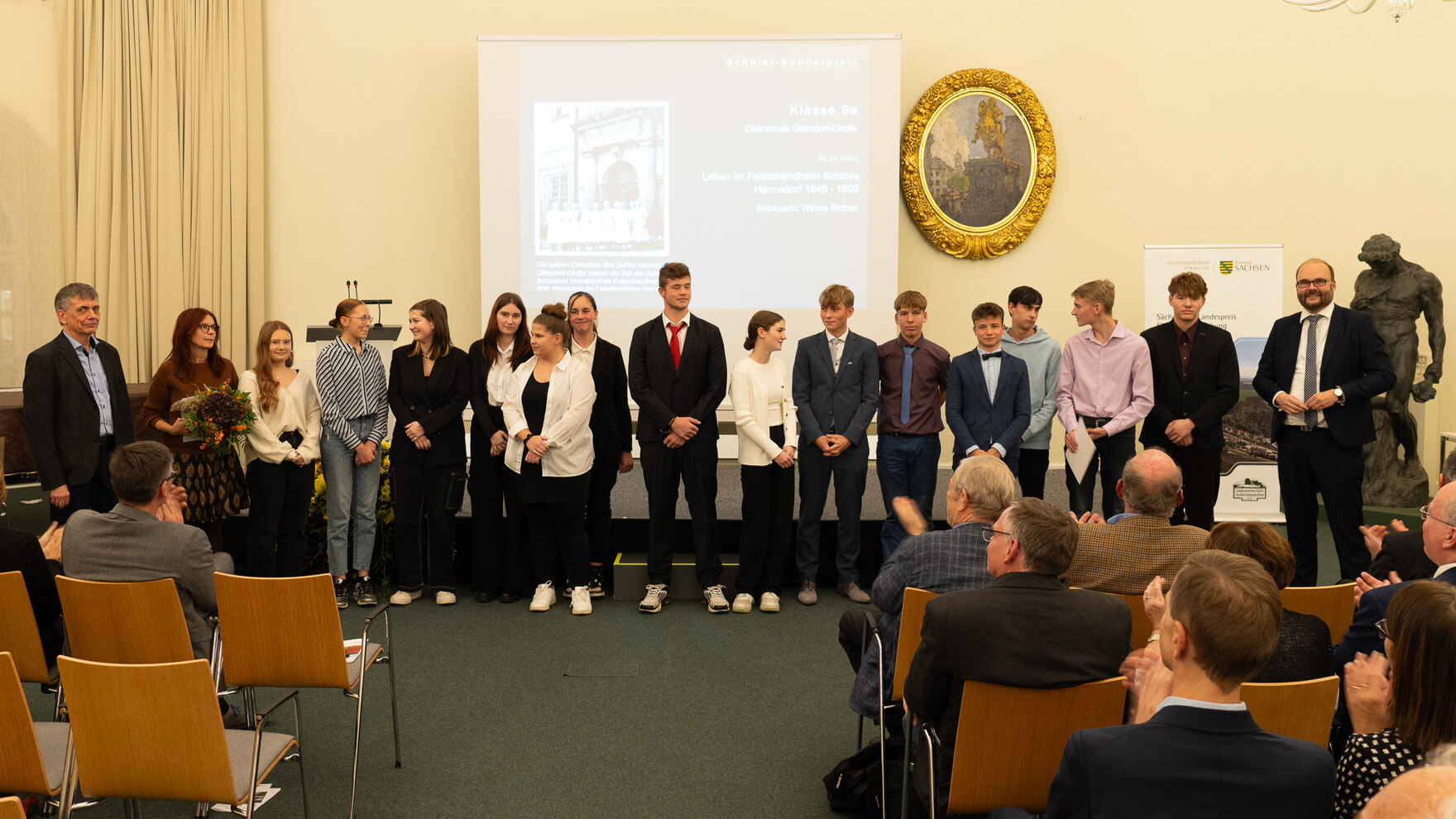 Klasse 9 a der Oberschule Ottendorf-Okrilla mit ihrer Lehrerin Winnie Richter