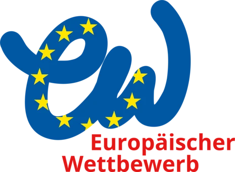 Logo vom Europäischen Wettbewerb. Die zwei Buchstaben E und W sind blau und markiert von gelben Sternen wie bei der europäischen Flagge. In roter Schrift darunter steht »Europäischer Wettbewerb«.