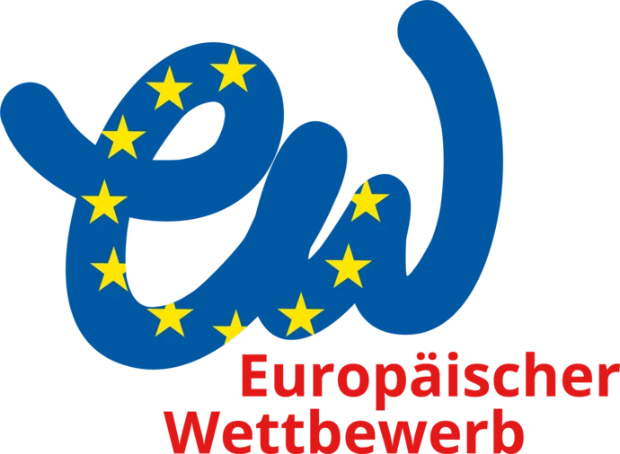 In Schreibschrift ist ein ew zu sehen in blauer Schriftfarbe und gelben Sternen. Darunter steht in roter Schrift »Europäischer Wettbewerb«