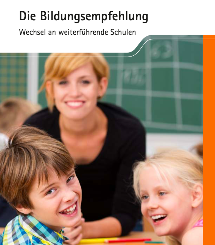 Lehrerin mit zwei Kindern in einer Schulklasse