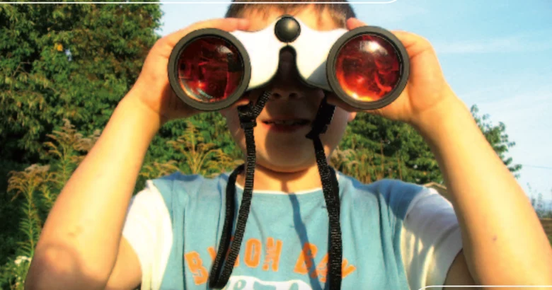 Ein Kind schaut durch ein Fernglas.