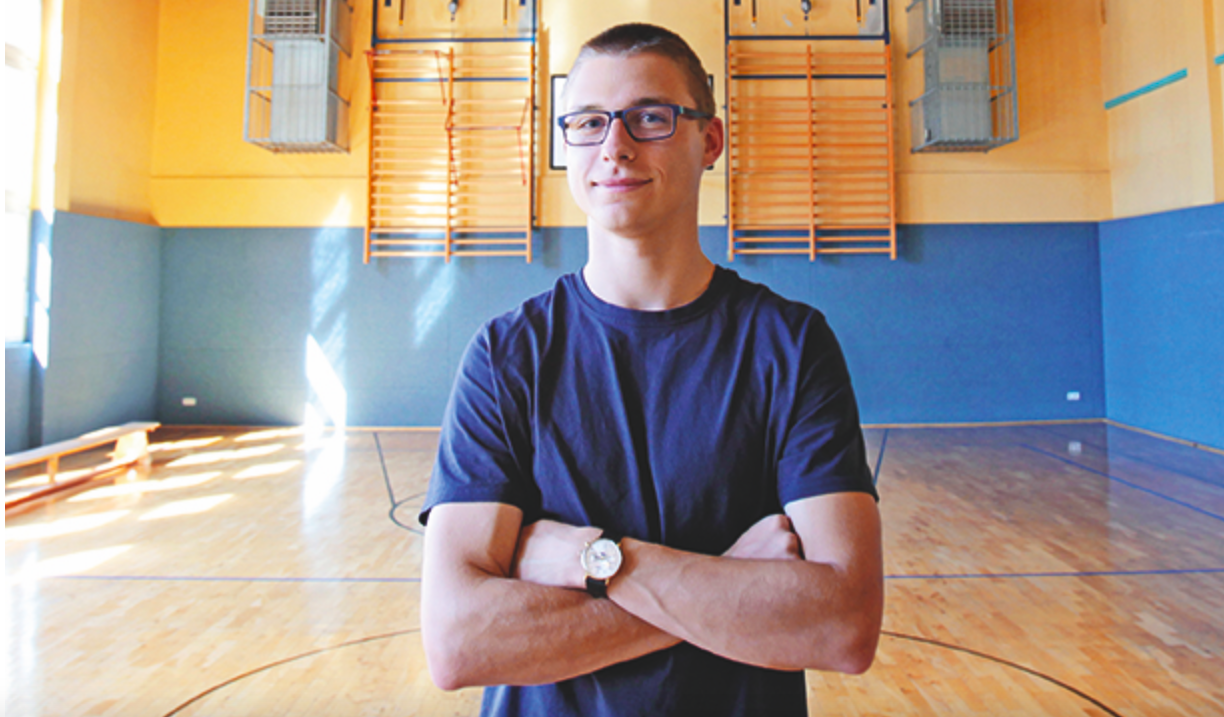 Foto von einem Schüler in der Turnhalle.
