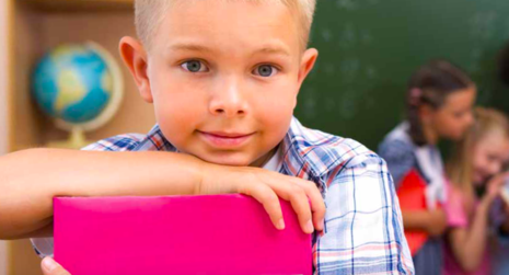 Ein Junge im Klassenzimmer