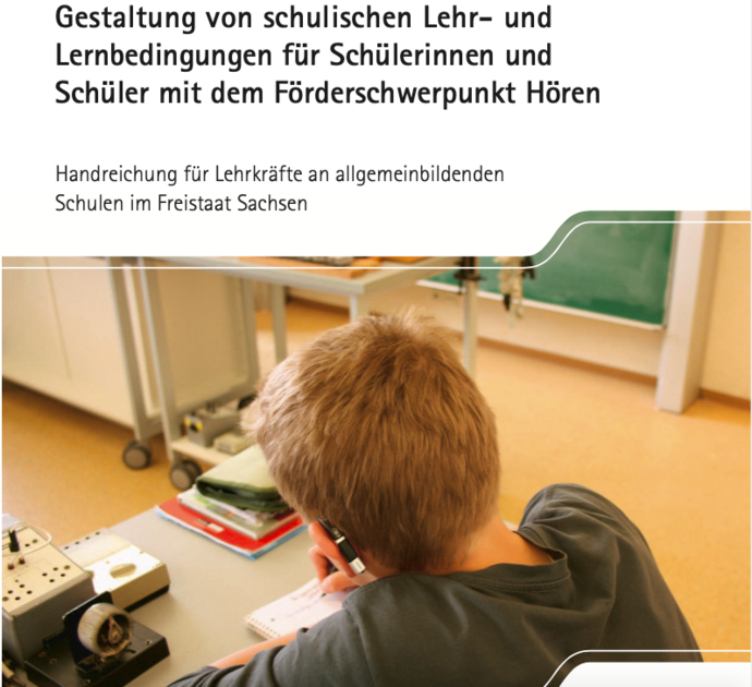 Titelbild mit einem in einem Klassenzimmer sitzenden Schüler von hinten, der ein Hörgerät trägt und einen Text schreibt.